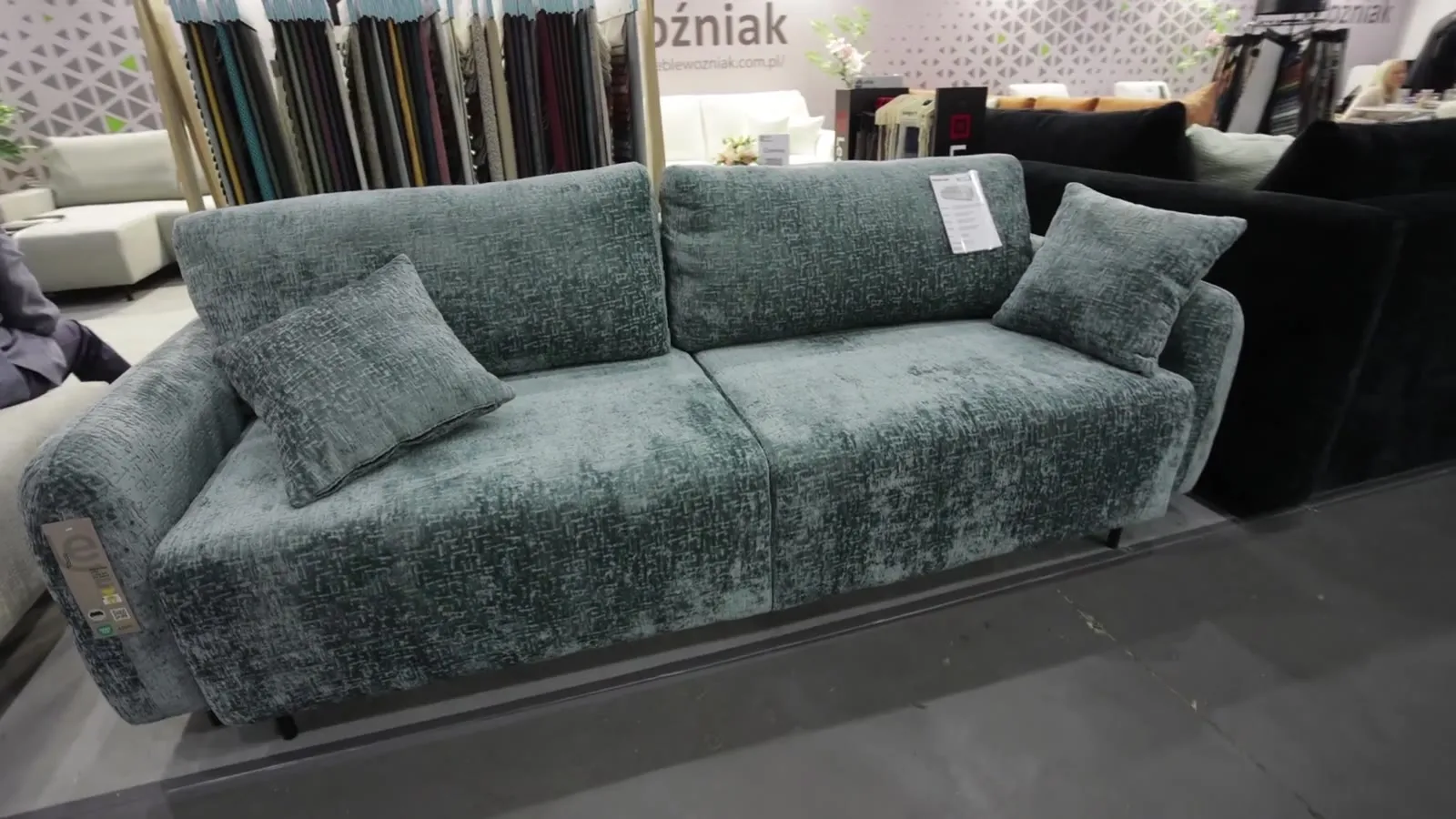 Wnętrze salonu firmowego Meble Woźniak z ekspozycją mebli